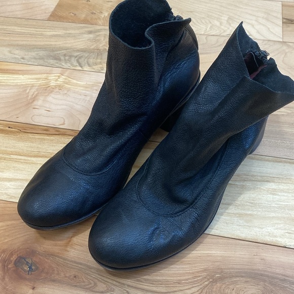 Elegant Black Women's Ankle Boots - Picture 5 of 15